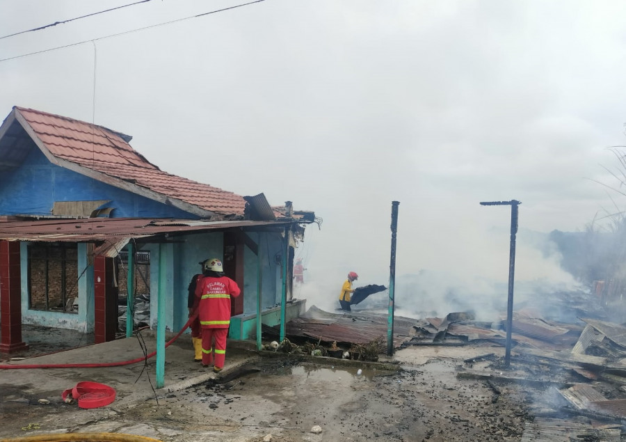 Tiga bangunan yang hangus terbakar pada Jumat (2/12/2022) pagi tadi di Desa Purwajaya, KM 10 Kecamatan Loa Janan. (Foto: Polsek Loa Janan)