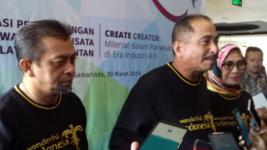 Menpar RI Arief Yahya (tengah) didampingi Hadi Mulyadi (kiri) dan Wakil Ketua Komisi X DPR RI, Hetifah Sjaifudian (kanan) foto: sabri/korankaltim.com