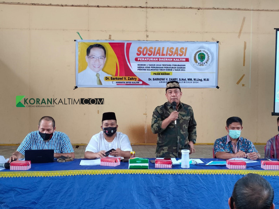 Anggota Komisi III DPRD Kaltim, Sarkowi V Zahry sosialisasikan Perda Pajak di Desa Jembayan Tengah (Foto: Faishal Ays/Korankaltim.com)