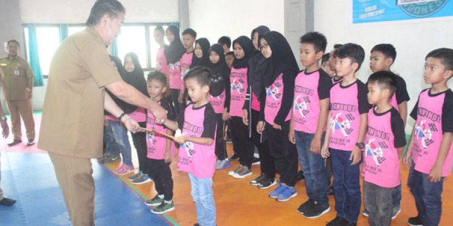 PRESTASI: Para taekwondoin binaan klub Victory Swat mendapatkan penghargaan. (Foto: ist)