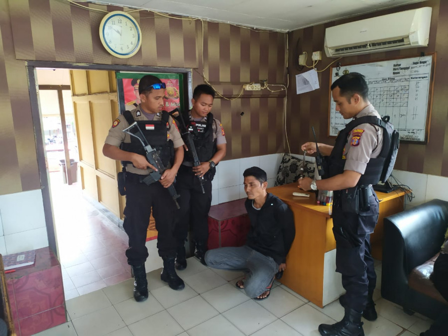 Pria yang bekerja sebagai jukir di Jalan KH Ahmad Dahlan harus berurusan dengan polisi, karena membawa sajam. (Foto: IST)