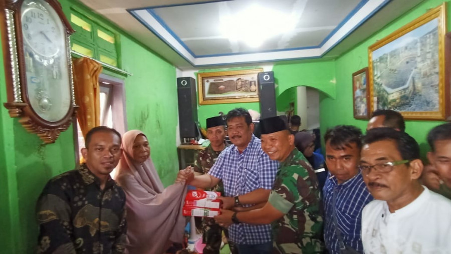 Ketua DPRD Balikpapan Abdulloh bersama rombongan DPRD Balikpapan saat mengunjungi kediaman enam bocah yatim piatu (foto: Yudi Hadi/korankaltim.com)