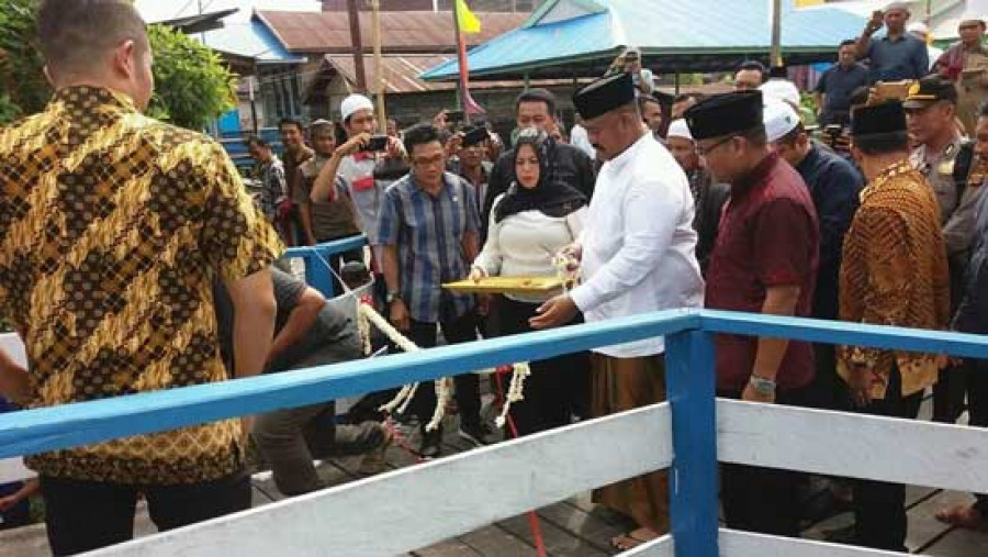 DIRESMIKAN: Plt Bupati Kukar Edi Damansyah meresmikan jembatan Sedulang yang dibangun melalui CSR lima perusahaan di wilayah itu. ( Reza / korankatlim)