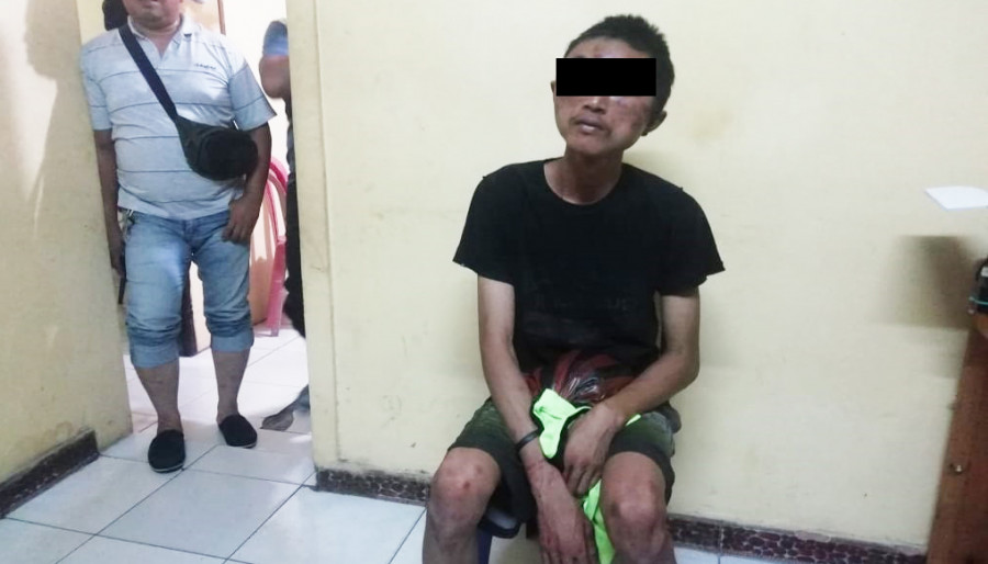 Pelaku yang saat ini diamankan di Polsek Samarinda Ulu, babak belur usai di massa warga. (Foto:Nancy/korankaltimcom)