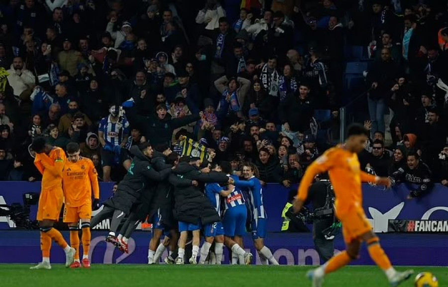 Kegembiraan pemain Espanyol di depan pendukung mereka setelah mencetak gol ke gawang Real Madrid. (Foto: Apphoto)