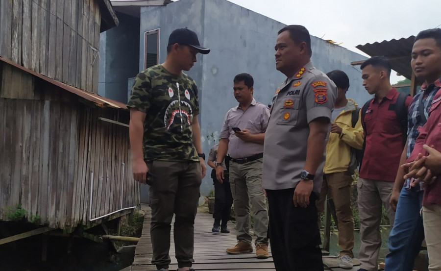 Kapolresta Samarinda, Kombes Pol Arif Budiman (tengah) saat mendatangi TKP dimana balita 4 tahun tersebut di temukan. (Foto: Nancy/korankaltimcom)