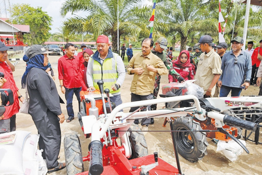 Temui petani-nelayan di Muara Kaman Bupati Edi serahkan bantuan. (Foto: Prokom)