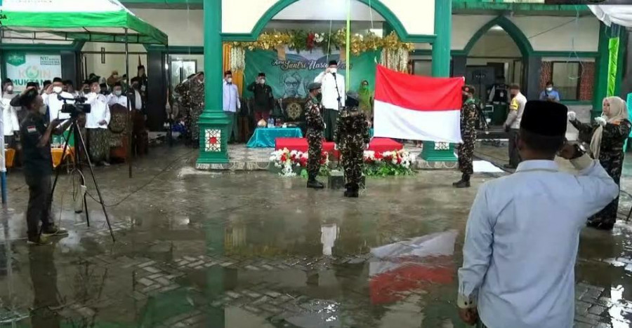 Pengibaran Bendara Merah Putih dalam memperingati Hari Santri Nasional (poto : Muhammad Rizieq/Korankaltim.com)