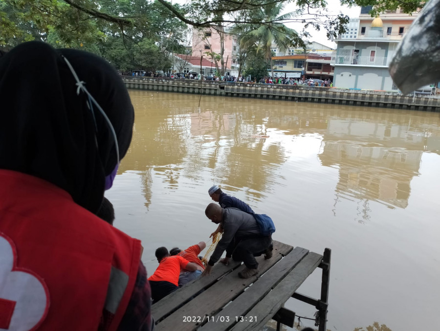 Unit Inafis Polresta Samarinda saat melakukan evakuasi jasad wanita dari Sungai Karang Mumus, Kamis (3/11/2022) hari ini. (Foto:Nancy/korankaltim.com)