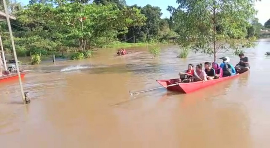Tangkapan layar video amatir banjir yang melanda Muara Batuq dan Muara Tae. Tampak warga menggunakan perahu untuk beraktivitas. ( Foto: istimewa )