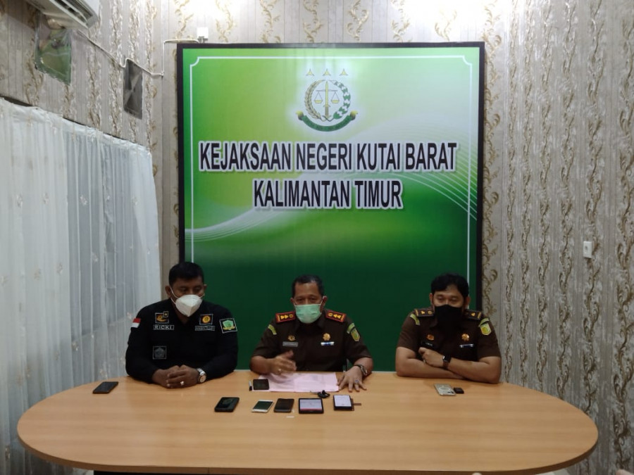 Kepala Kejari Kubar, Bayu Pramesti (tengah) di dampingi Kasi Pidsus, Iswan Noor (kanan) dan Kasi Intel (Ricki) saat memberikan keterangan pers mengenai peningkatan status penyidikan kasus dugaan korupsi di Disdikbud Kubar pada Kamis (2/9/2021). (Handayan/