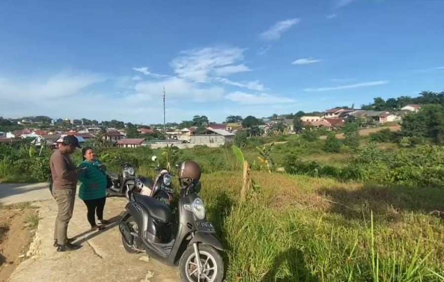 Pemilik sapi Rizky menunjukan lokasi terakhir sapinya ditinggalkan, Rabu (26/4/2023). (Istimewa)