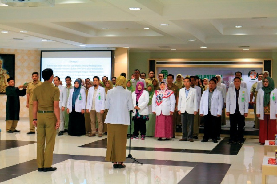 DILANTIK: Martina Yulianti melantik 62 pejabat fungsional RSUD Aji Muhammad Parikesit, Senin (15/1). (Foto: Rian/kk)