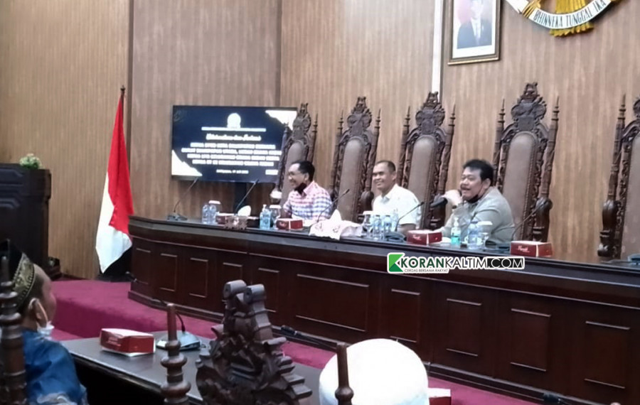 Abdulloh (kanan) saat bersilaturahmi dengan camat, lurah dan RT Kelurahan Graha Indah Balikpapan di ruang Rapat Paripurna pagi tadi. ( Foto: Laeko/KoranKaltim.com)