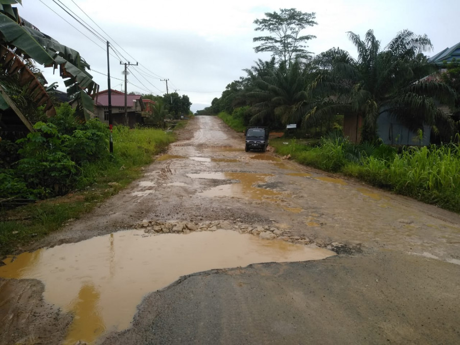 Warga Kelurahan Riko membuka portal setelah adanya kepastian perbaikan sementara. (Foto: Istimewa)