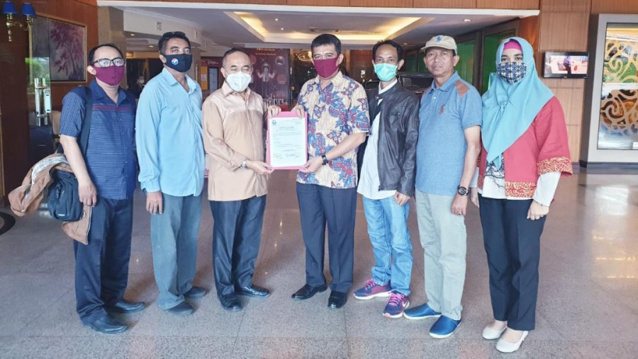 DPW Partai Perindo Kaltim, menyerahkan SK dukungan Bakal Pasangan Calon FX Yapan dan Edyanto Arkan, Minggu (19/7/2020). (Foto: Istimewa)
