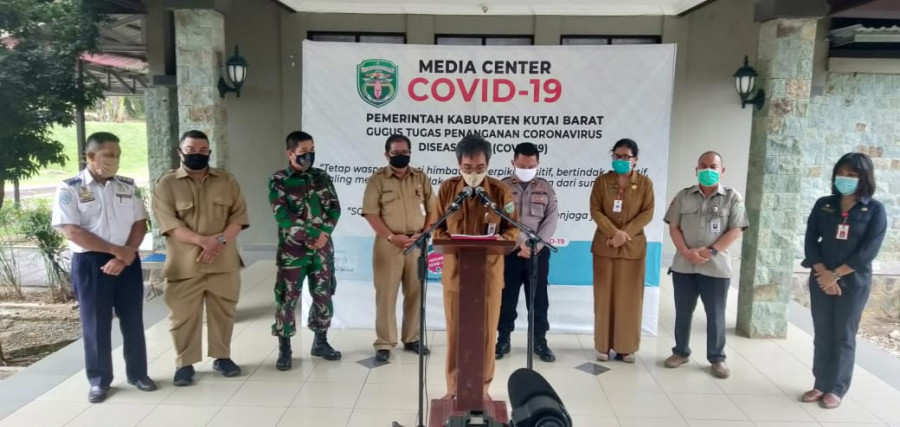 Pj Sekda Kubar, Ahmad Sofyan saat menyampaikan kasus sembuh Covid-19 di rumah jabatan Bupati Kubar. (Istimewa)