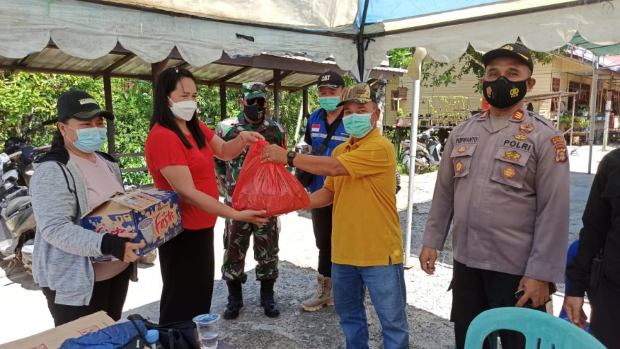 Wabup Mahulu, Yohanes Avun (Baju Kuning) menerimakan bantuan yang dikumpulkan masyarakat di posko kebakaran (foto: istimewa)