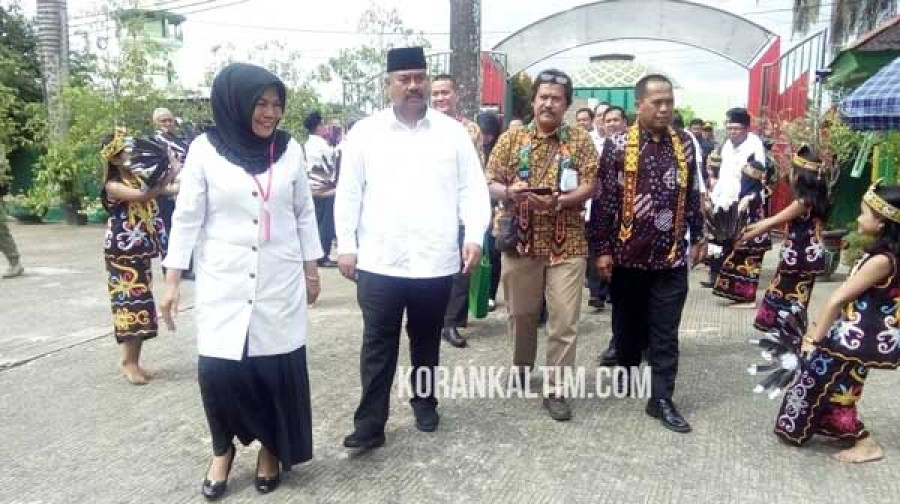 Kunjungan Tim Penilai Dari Pusat Di dampingi langsung Plt Bupati Kukar beserta Jajaran Dinas dan Kepala Sekolah Serta Pengawas Sekolah ( heri / koranrkaltim.com)
