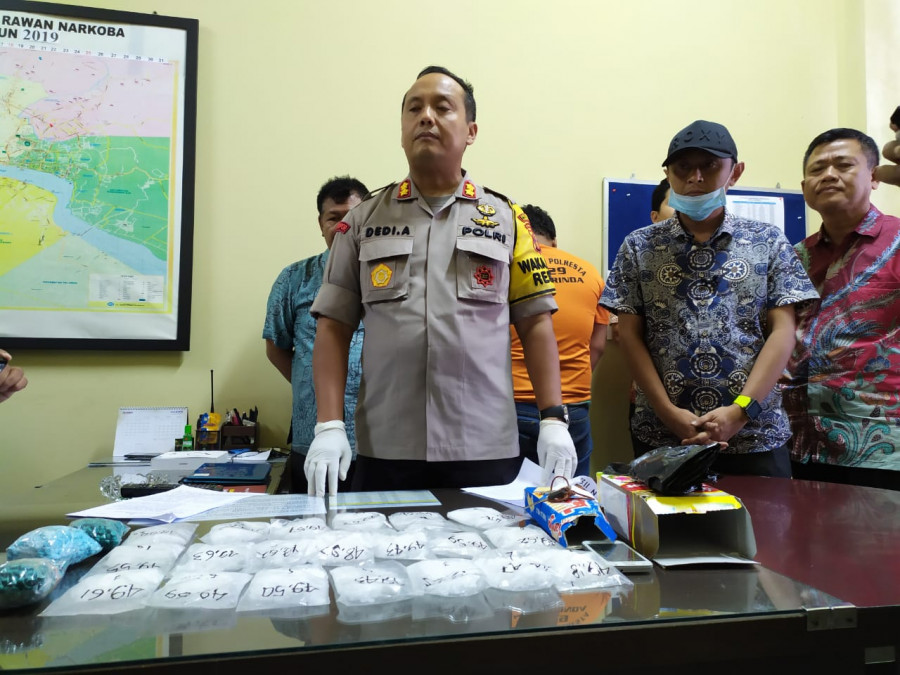 Waka Polresta Samarinda, AKBP Dedi Agustono bersama jajaran Reskoba Polresta Samarinda saat merilis tangkapan sabu dan pil ekstasi Jumat (30/8). ( Foto: Nancy / korankaltimcom)