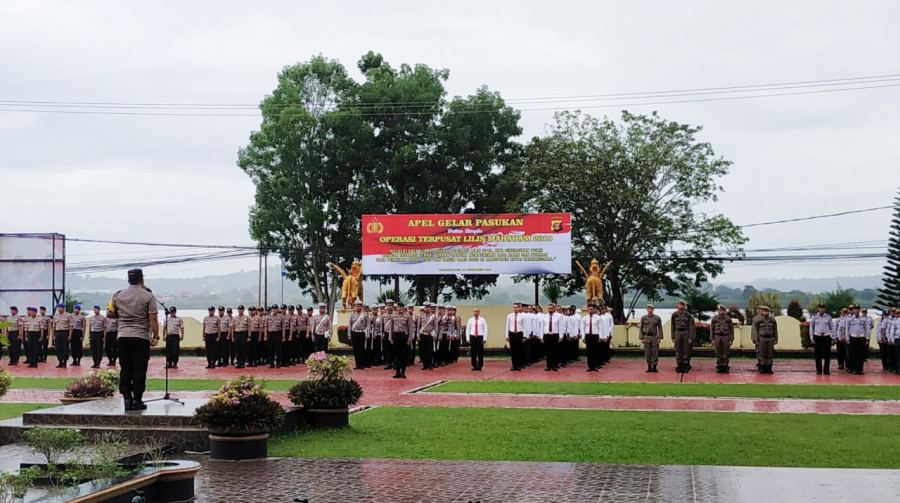 Kapolres Kukar AKBP Andrias Susanto saat memberikan arahan pada apel gekar pasukan Operasi Lilin Mahakam 2019 di Makopolres Kukar, Kamis (19/12/2019). ( Foto: Reza Fahlevi/korankaltimcom)
