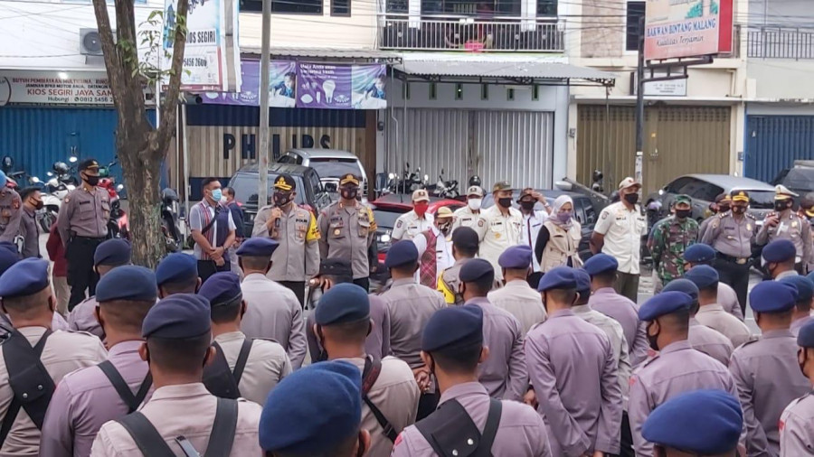 Kapolresta Samarinda, Kombes Pol Arif Budiman saat menyiapkan personel untuk mengawal pembongkaran Rabu (5/8/2020) hari ini.(Foto:Nancy/korankaltim.com)