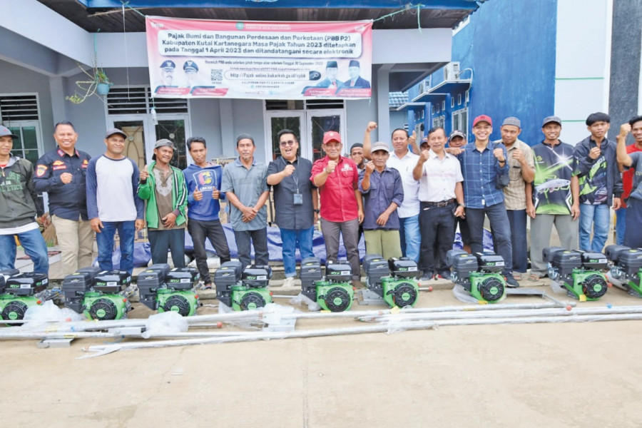 Wabup Rendi Solihin menyerahkan bantuan kepada nelayan Loa Kulu. (Foto: Prokom)