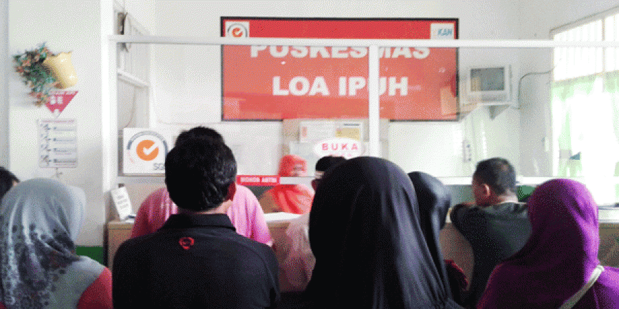 Antrean di Puskesmas Loa Ipuh. Jika pendaftaran online sudah dilakukan, pasien tidak perlu lagi menunggu lama. (Rian/korankaltim.com)