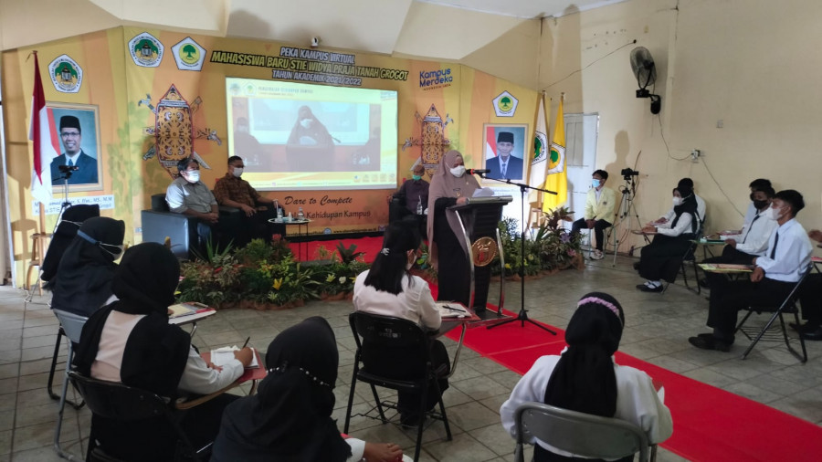 Wakil Bupati Paser Hj. Syatifah Masitah Assegaf saat membuka Agenda Kegiatan Peka STIE Widya Praja Tanah Grogot. ( Foto : Dwi Cahyo / Korankaltim.com )