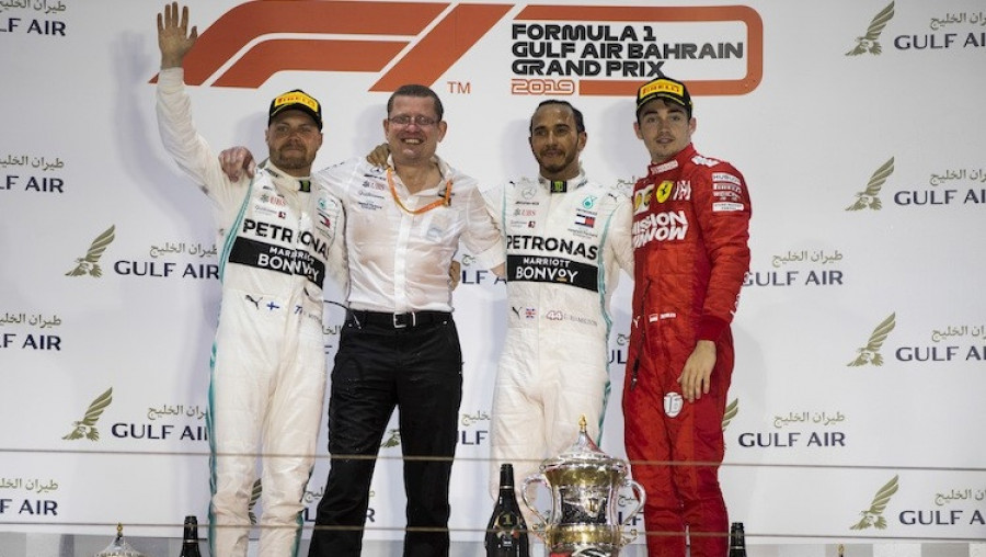 Duo Mercedez Valterri Bottas (kiri) dan Lewis Hamilton (dua dari kanan), naik podium di Bahrain sebagai juara. (speedweek.com)