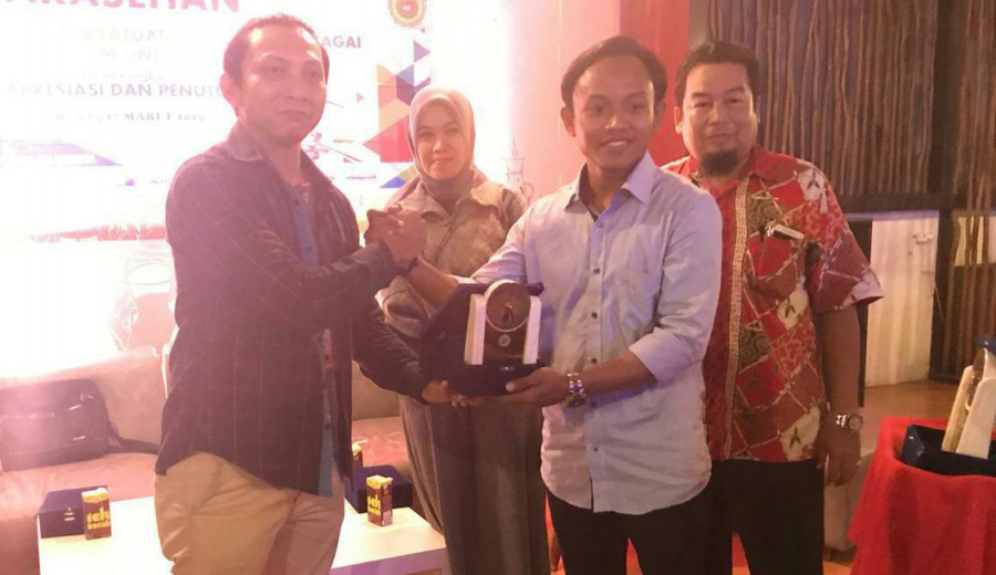 BEM FH UWGM, Nasrul Abdal Fatwa serahkan plakat kepada BANWASLU sebagai pemateri