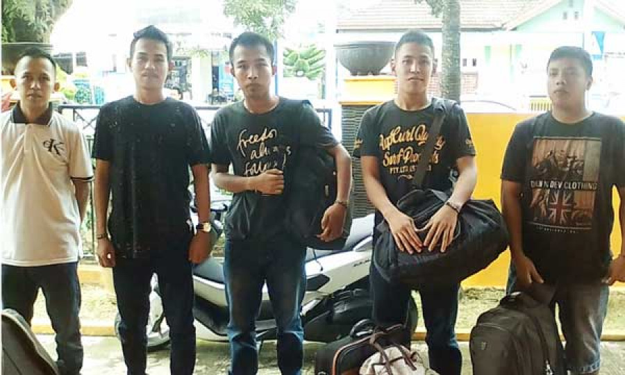 Enam orang eks napi bersiap dipulangkan ke Makasar, Minggu (1/7/2018) kemarin