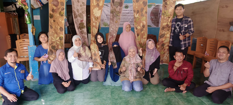 Dosen Politani Samarinda Latih Warga Tanah Merah Pemanfaatan Teknologi Ekoprint Busana Modern