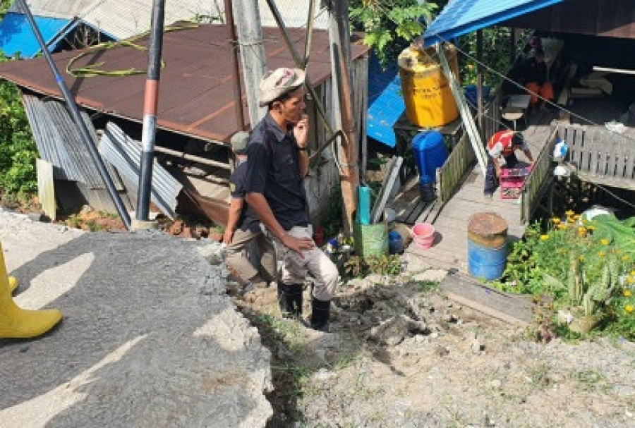 Relawan yang membantu mengevakuasi barang-barang milik warga yang terdampak longsor, Jumat (10/6/2022) hari ini. (Foto:Istimewa)