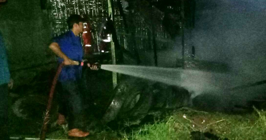 Petugas pemadam saat melakukan pemadaman di salah satu TKP Kebakaran hari ini. ( Foto: ist )