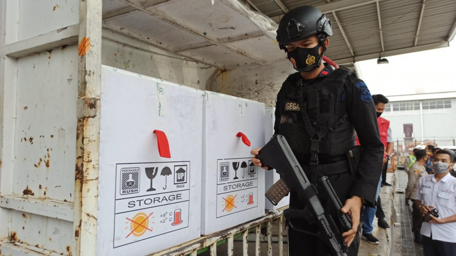 Vaksin buatan Sinovac untuk penanganan Covid-19 telah dikirim ke Dinas Kesehatan Kaltim dan mendapat pengamanan polisi bersenjata api. (Foto: Hendra/KoranKaltim.Com)