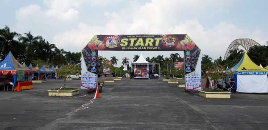SIAP NGEGAS: Garis start siap melepas ratusan rider hari ini dalam event Blukar III ( Heri / korankaltim )