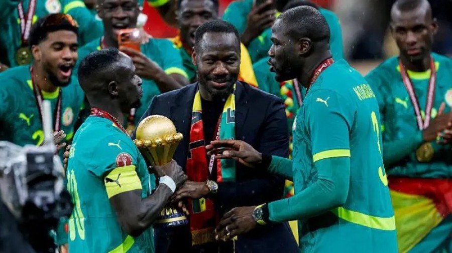 Pape Thiaw (tengah), dianggap mencoreng permainan dan berperilaku tak sportif sehingga mendapat denda besar dari CAF. (gettyimages)