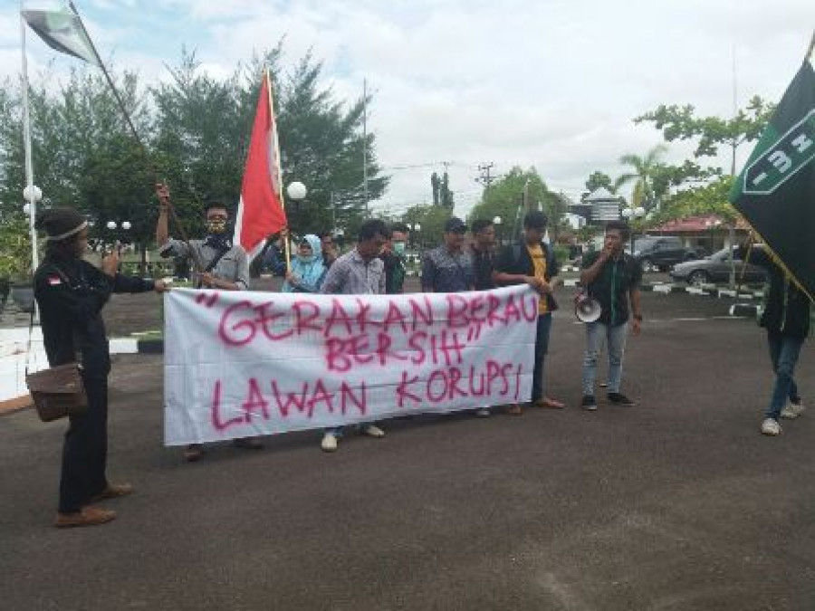 AKSI HMI: Anggota HMI Berau melakukan unjukrasa di halaman kantor DPRD Berau menyuarakan Gerakan Berau Bersih dari Korupsi.