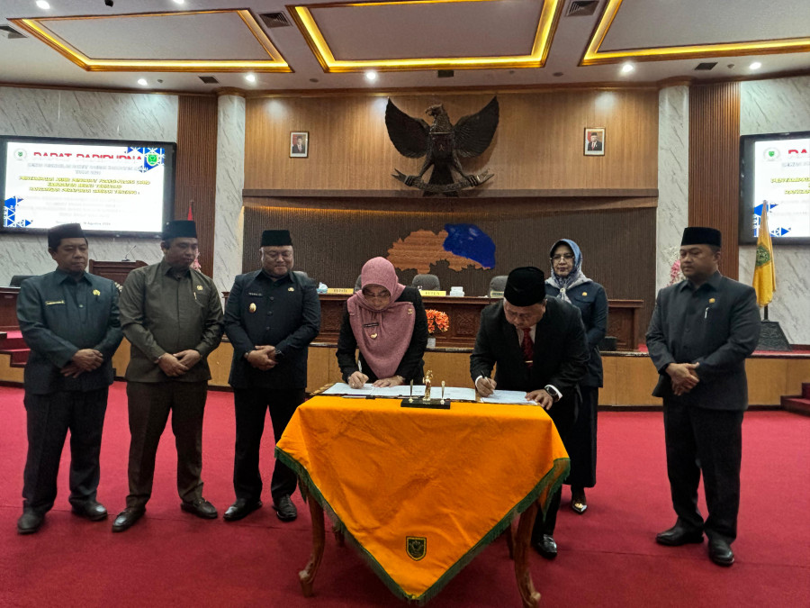 Penandatanganan rancangan peraturan daerah, Jumat (16/8/2024).(indri/Korankaltim)