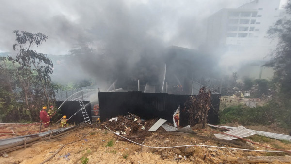 BREAKING NEWS: Api Membara di Gudang Induk Rumah Sakit Kanudjoso ...