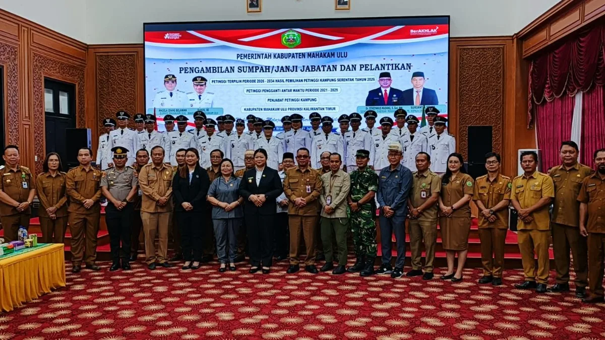 24 Petinggi Kampung terpilih di Mahakam Ulu resmi dilantik Bupati Mahulu, Angela Idang Belawan di Ballroom Lantai 3 Kantor Bupati. Mereka diharapkan bisa menyelaraskan pembangunan yang menjadi prioritas pemerintah daerah. (Foto: Julika/Korankaltim.com)