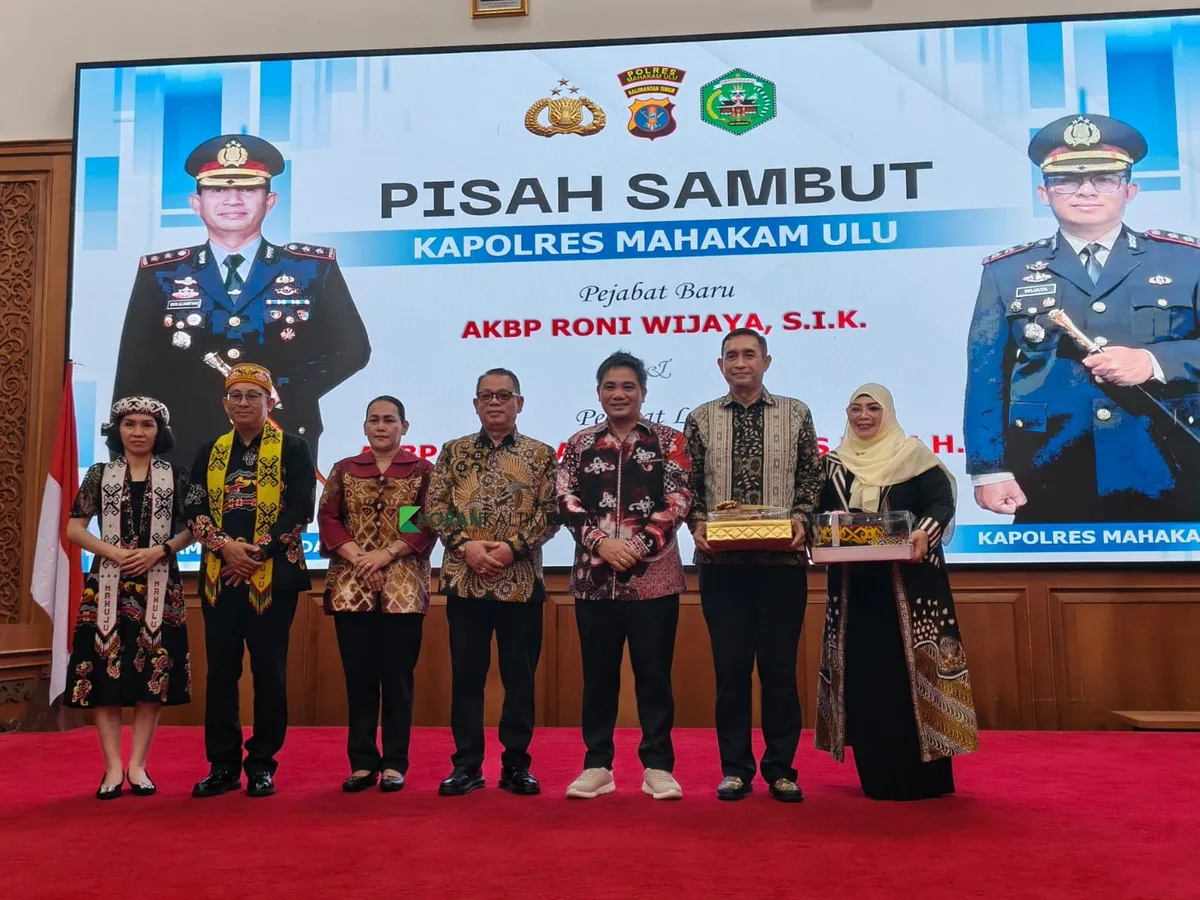 Wakil Bupati Mahakam Ulu didampingi Sekretaris Daerah berfoto bersama usai menyerahkan cendera mata kepada mantan Kapolres Mahulu AKBP Eko Alamsyah dan Kapolres Mahulu yang baru AKBP Roni Wijaya pada acara pisah sambut Kapolres Mahulu di Ujoh Bilang. (Fot