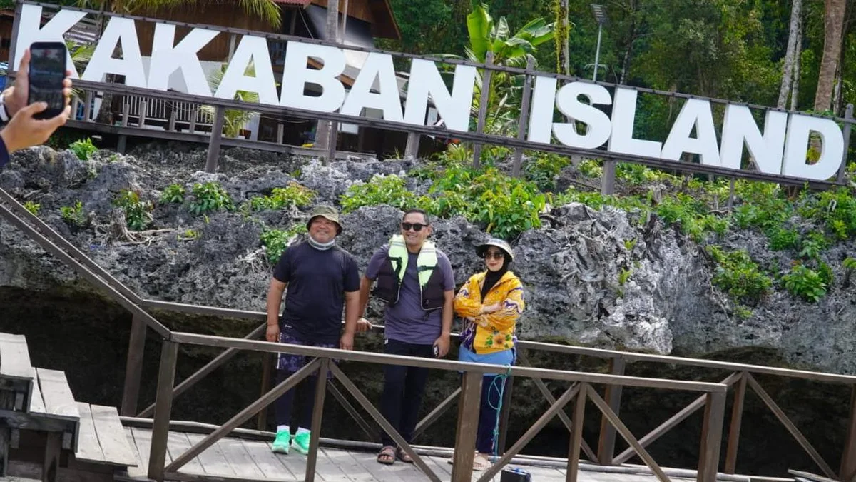 Wakil Gubernur Kalitm, Seno Aji bersama Wakil Bupati Berau, Gamalis saat mengunjungi Pulau Kakaban, Kampung Payung-Payung, Kecamatan Maratau. (Indri/Korankaltim)