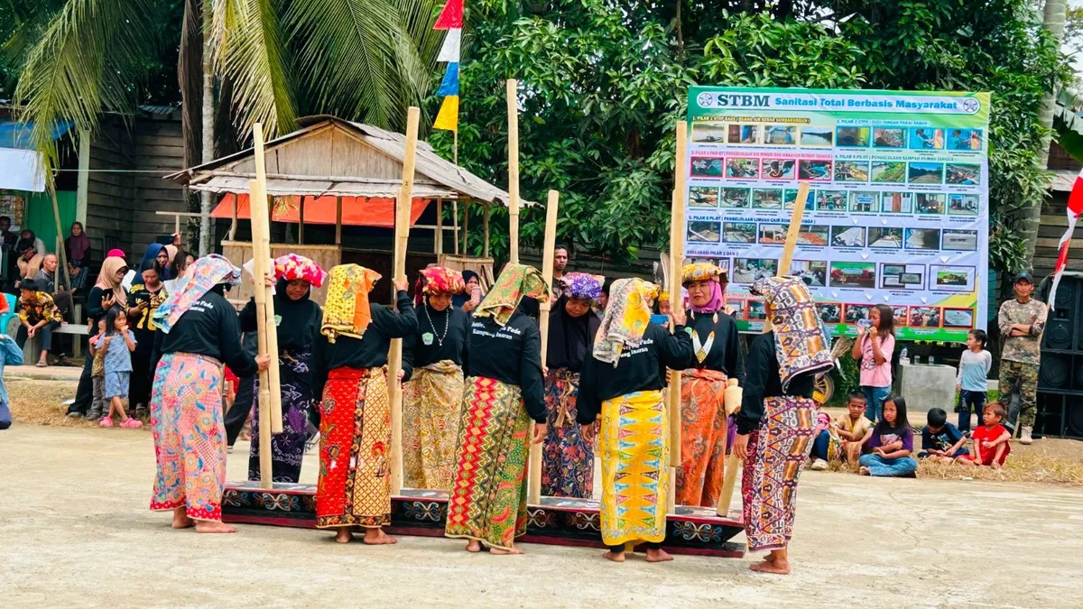 Penampilan tari tradisional masyarakat Kampung Inaran dalam memeriahkan Festival Adat dan Budaya Neppa Pade dalam rangka Hari Jadi ke-258 Kampung Inaran, Kecamatan Sambaliung. (Foto: Indri/Korankaltim.com)