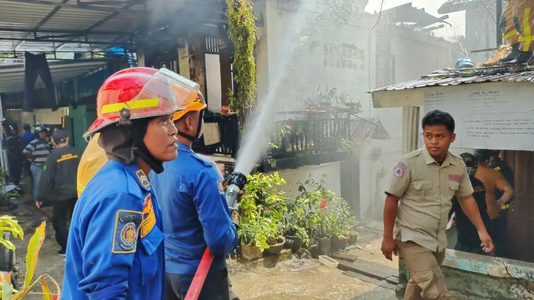 Petugas BPBD Balikpapan melakukan pendinginan di peristiwa kebakaran Gunung Sari Ilir. (Foto: Januar/Korankaltim.com)