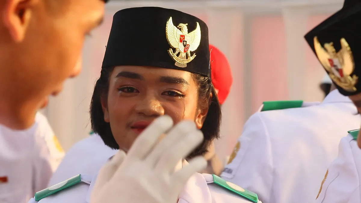 Petugas Paskib penurunan di IKN menangis haru seusai bertugas. (Januar/Korankaltim.com).