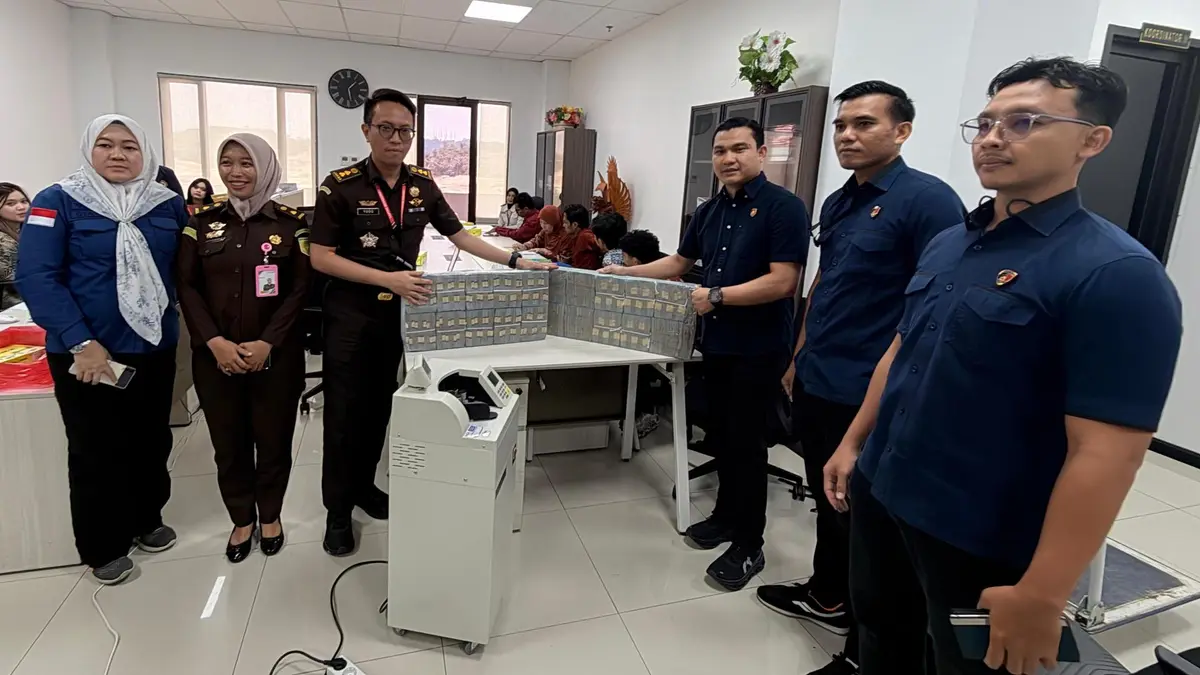 Petugas menyerahkan tersangka kasus korupsi di Kejati Kaltim. (Januar/Korankaltim)