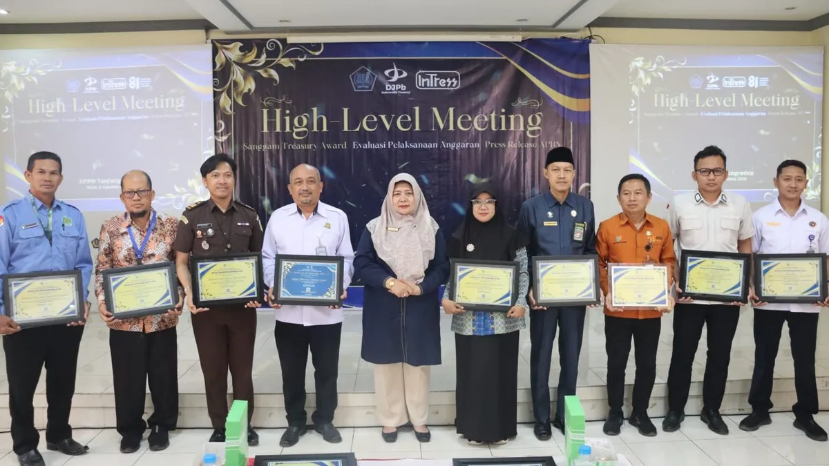 Kepala KPPN Tanjung Redeb Viera Martina Rachmawati berfoto bersama perwakilan satuan kerja penerima Sanggam Treasury Awards Semester I 2026 usai kegiatan High-Level Meeting dan Evaluasi Pelaksanaan Anggaran di Aula KPPN Tanjung Redeb(Dok KPPN Tanjung Rede