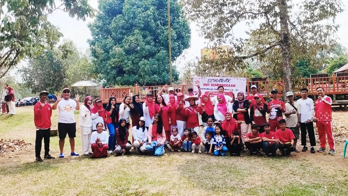 Kebersamaan IKA-BES Sriwijaya di obyek wisata Taman Kurma. (Foto: Heri/Korankaltim.com)